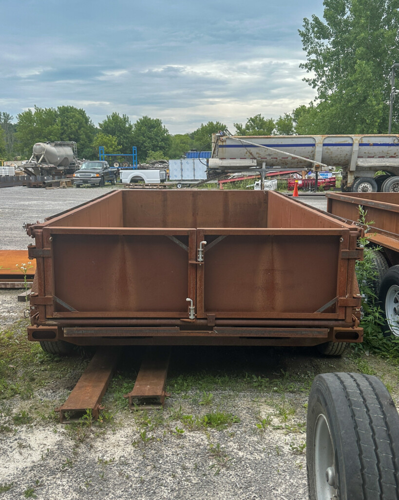 Close-up of the trailer's rear gate and axle setup, designed for 6-ton hauling capacity.